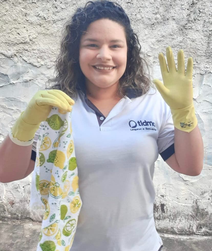 Embaixadora da Tidmo usando o uniforme da empresa